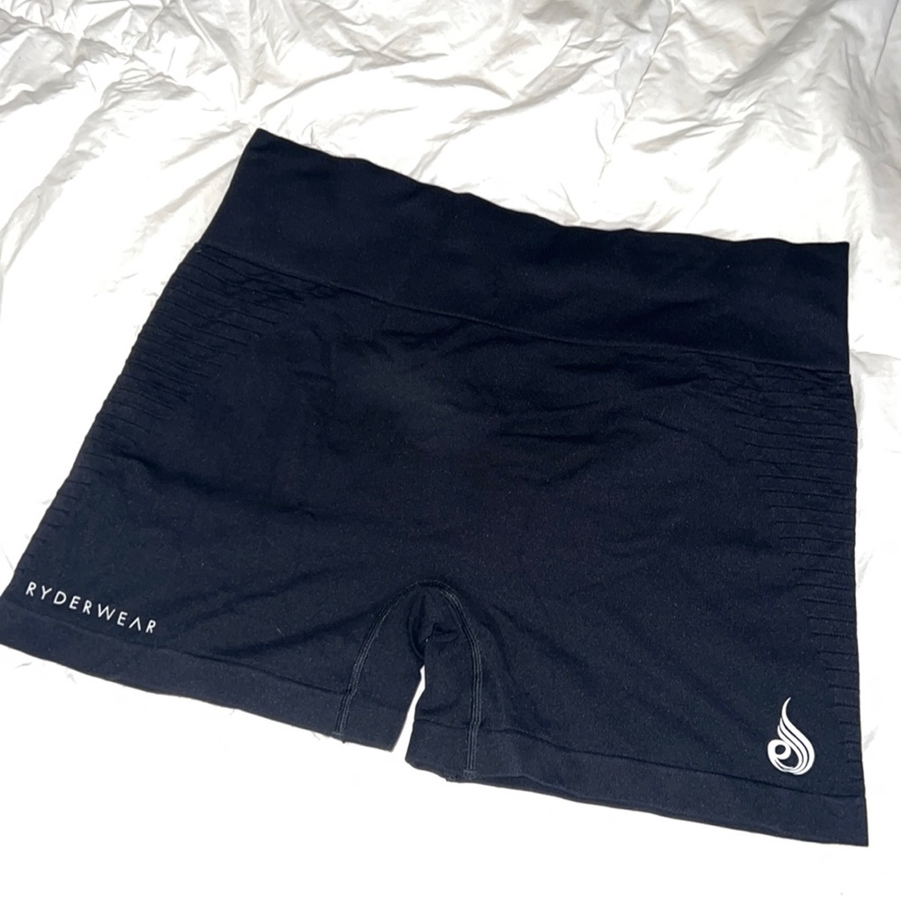 Ryderwear Geo seamless womens shorts in black. Size LARGE